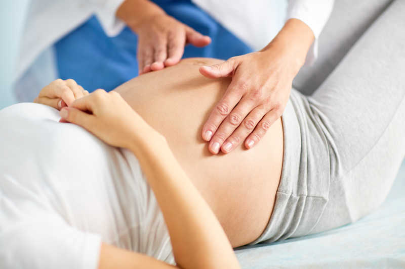 妇产科医生检查孕妇胎儿情况