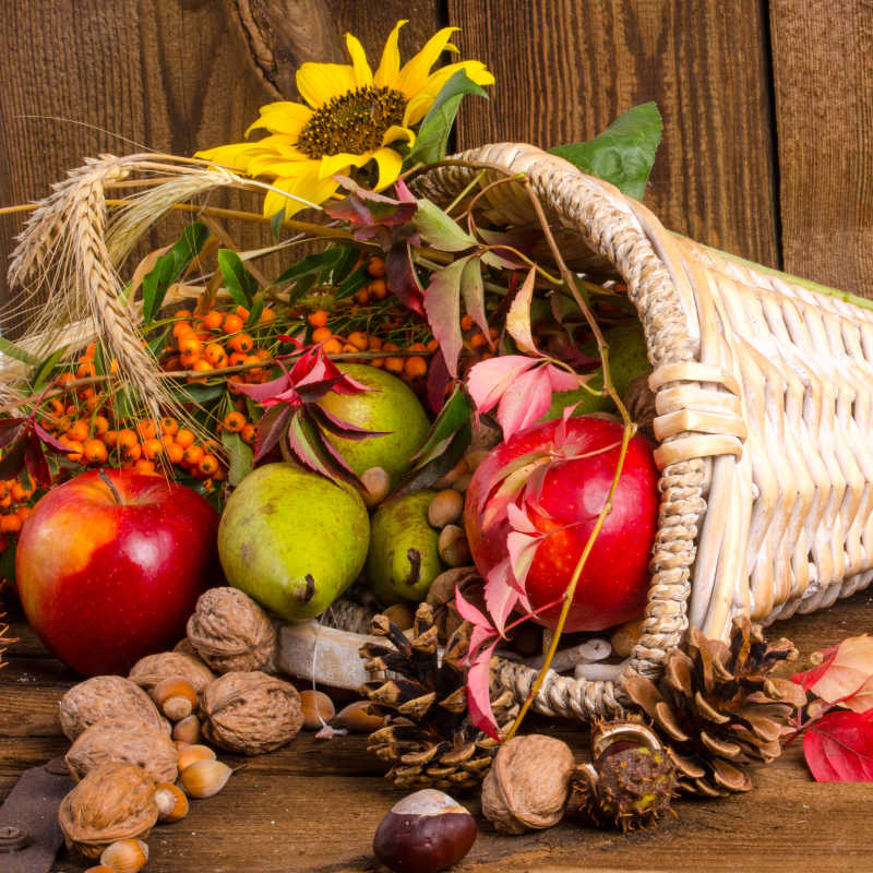 木桌上篮子里的新鲜水果与坚果