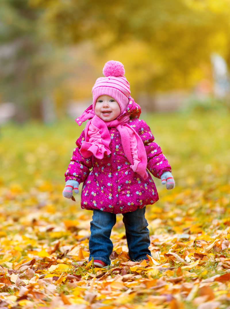秋季背景下的玩耍的小女孩
