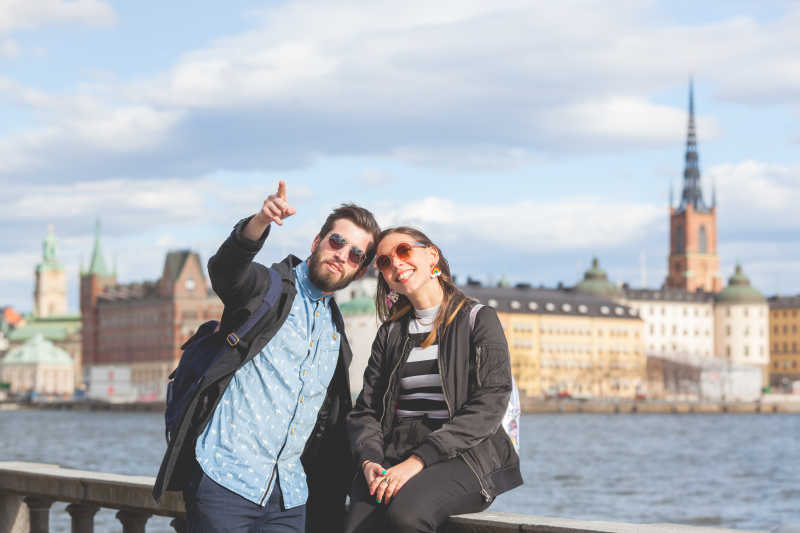 在斯德哥尔摩旅游的情侣