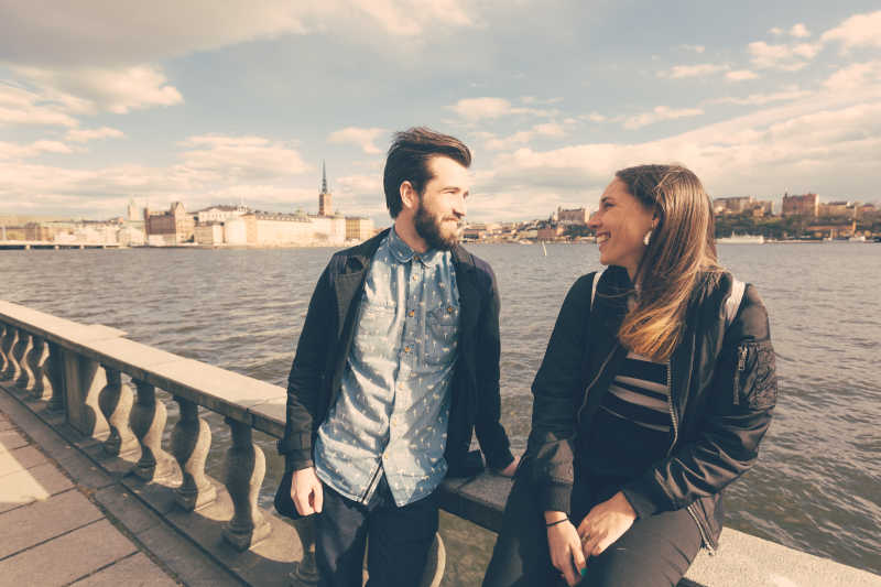 在斯德哥尔摩旅游的年轻情侣
