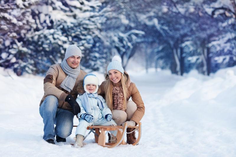 冬季雪地里幸福的家庭