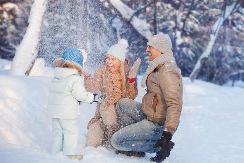 快来的一家人在雪地里玩雪