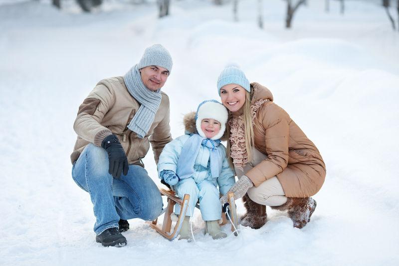 冬天雪地里快乐的一家人