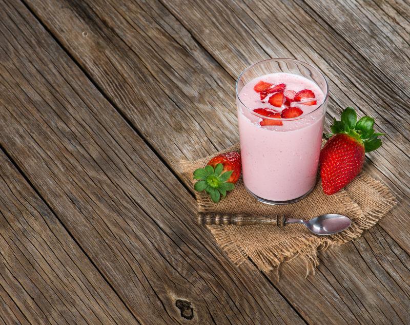 木桌上的草莓点缀的奶昔