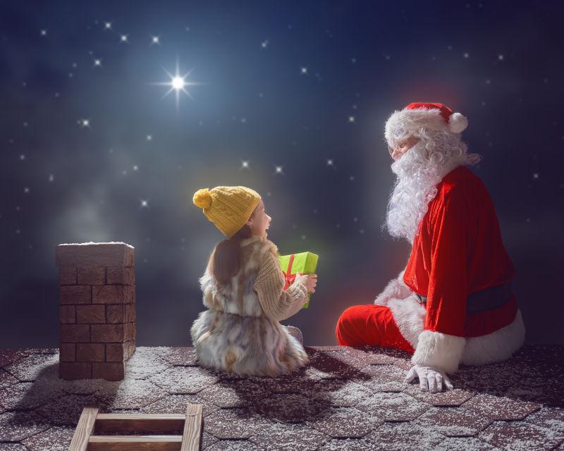 屋顶上圣诞老人和小女孩