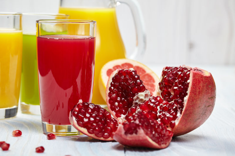 健康的果汁与新鲜的水果