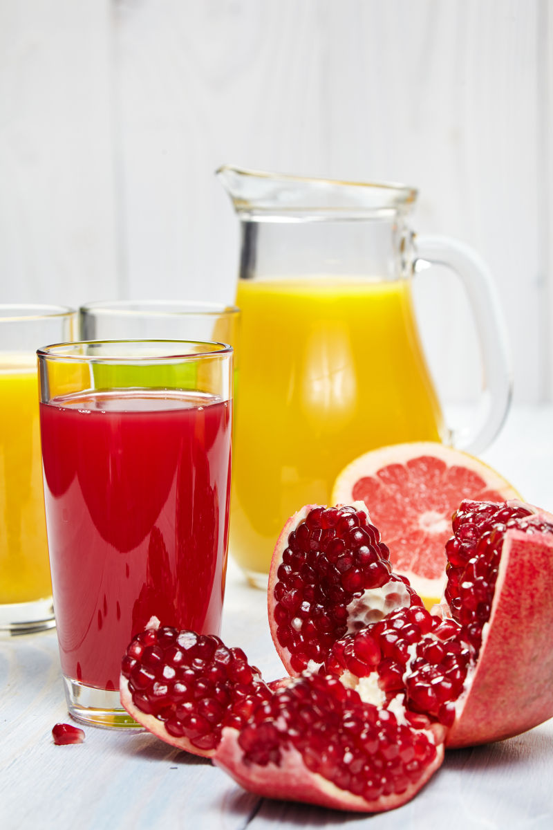 新鲜的水果与果汁饮料