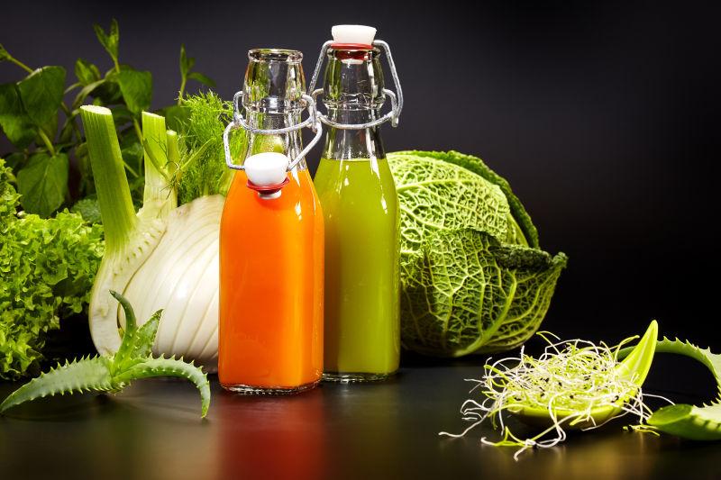 新鲜营养的蔬菜和蔬菜汁在桌子上