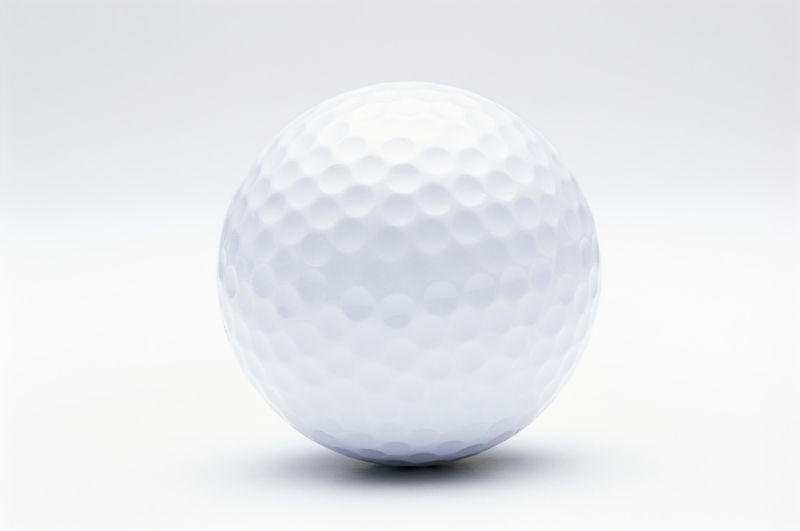 白色背景下的高尔夫球