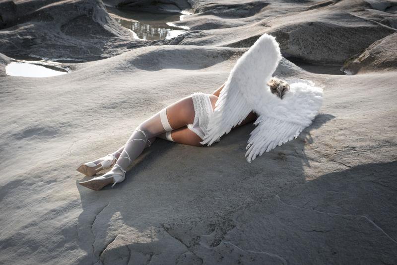 躺在石头上的天使美女