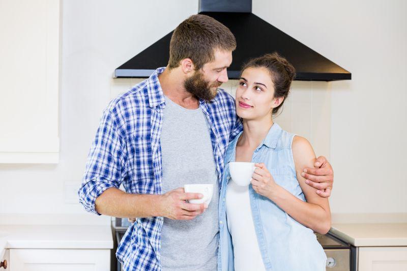 男人抱着女人在厨房喝咖啡