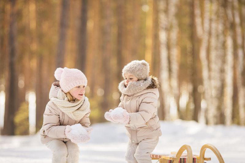 冬季雪地里玩雪的两个小女孩