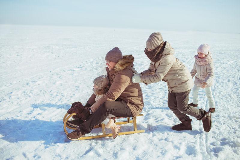 冬天骑雪橇的快乐家庭