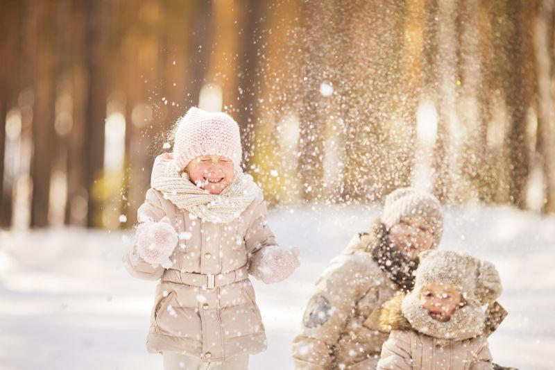 冬季雪地里玩耍的一家人