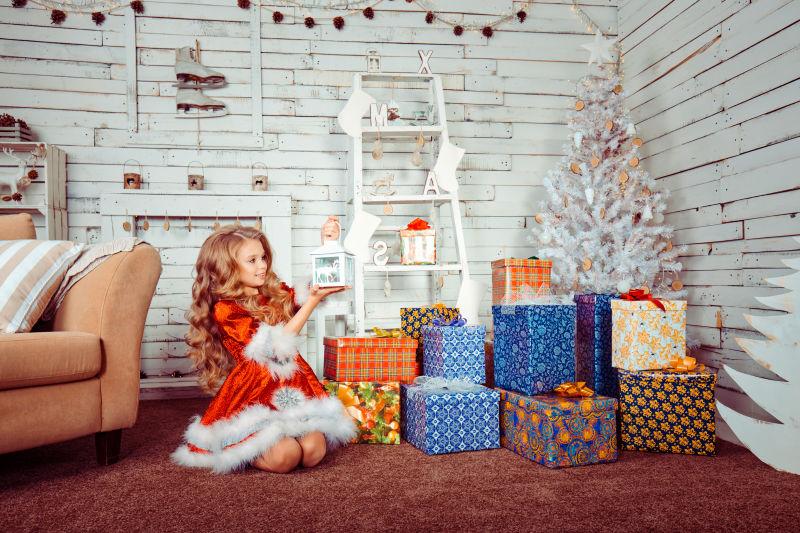 正在查看自己的礼物的圣诞小女孩