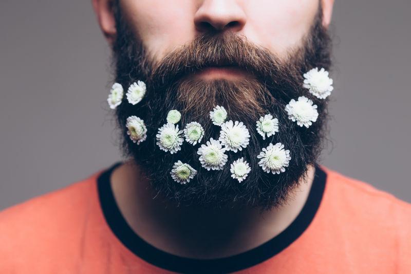 男子胡须上的小花