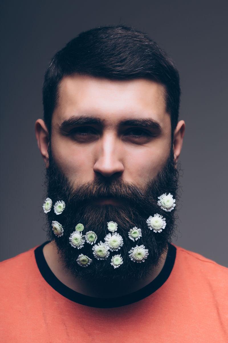 男人胡须上的小花