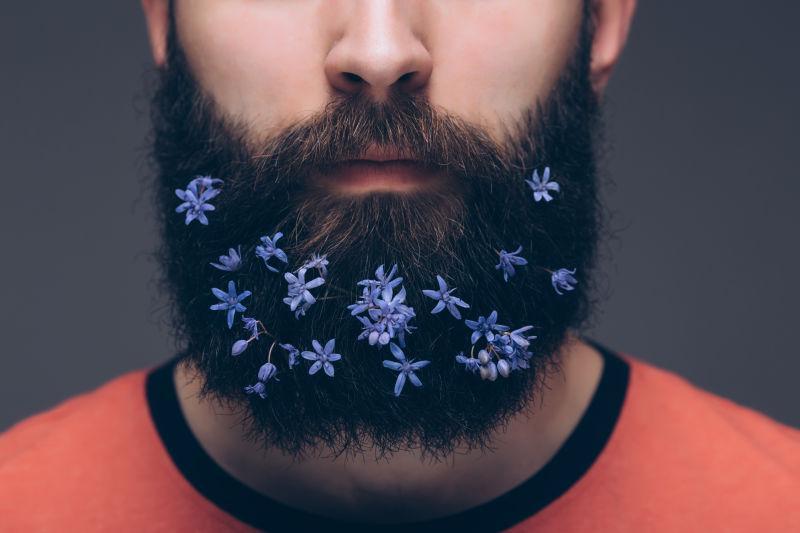 男人胡须上的花