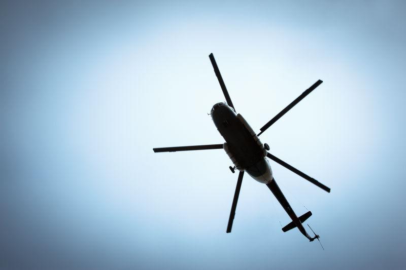 直升机在蓝天上飞翔