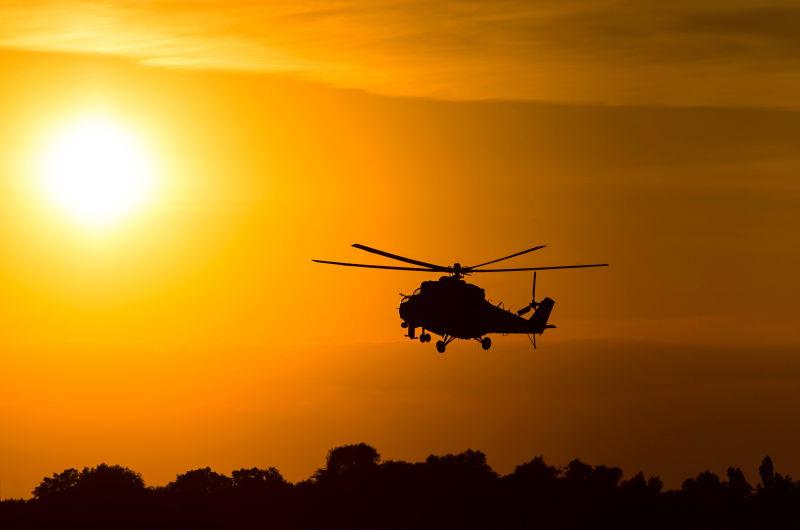 日落时的军用直升机
