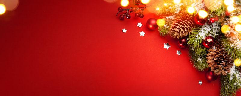 红色墙面上挂着各种圣诞装饰品