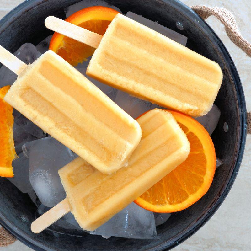 冰桶里的自制甜橙冰棒和切片甜橙