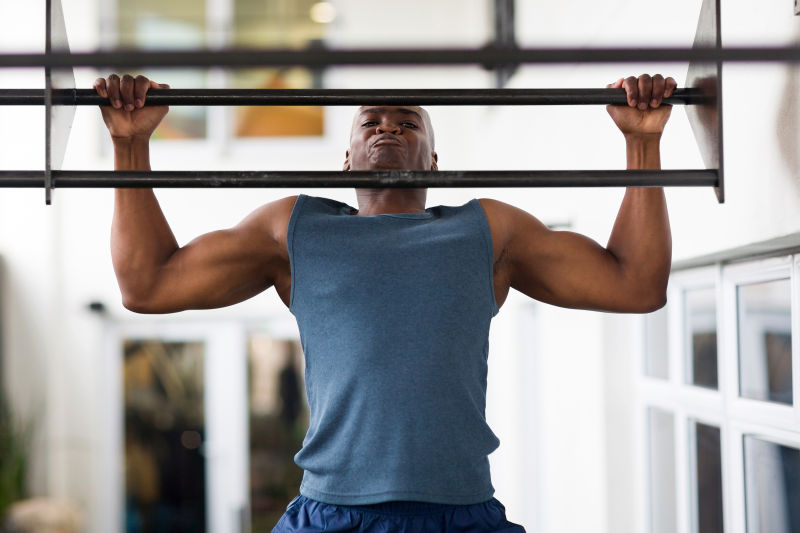 非洲男人在健身房单杠健身肌肉