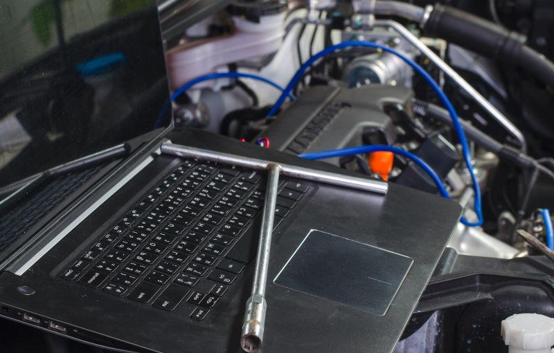 机械师使用电子诊断设备笔记本电脑和工具