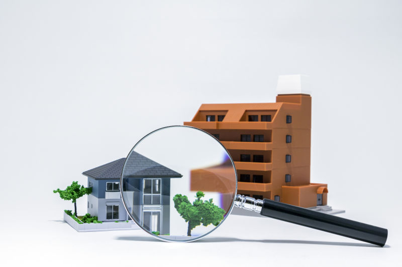 放大镜与房屋建筑模型