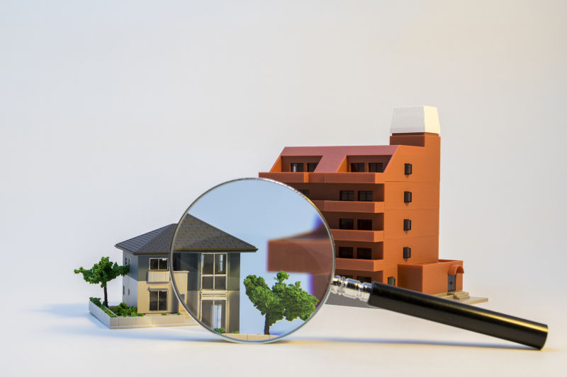 建筑别墅公寓模型与放大镜