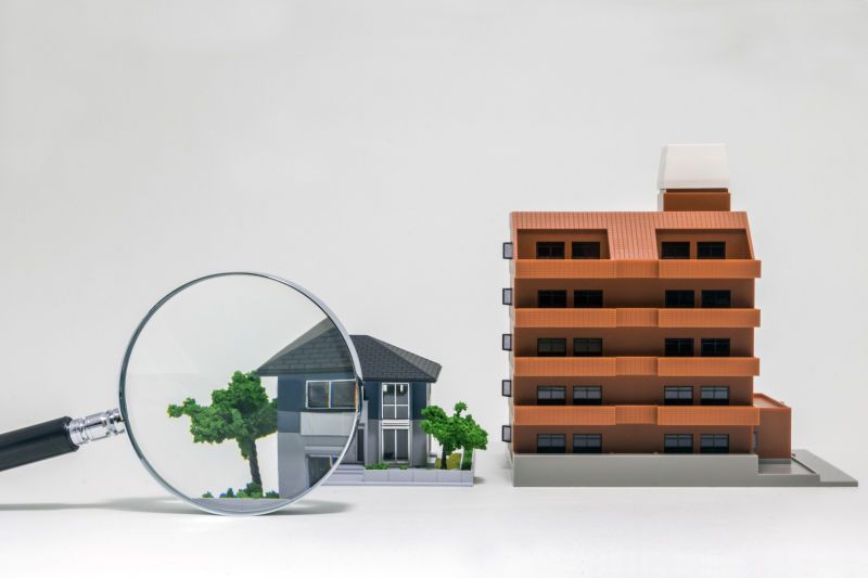 放大镜与建筑公寓模型