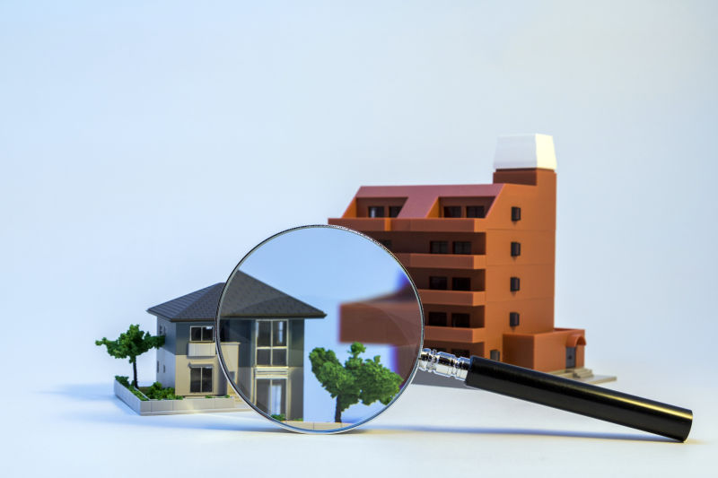 别墅公寓建筑模型与放大镜