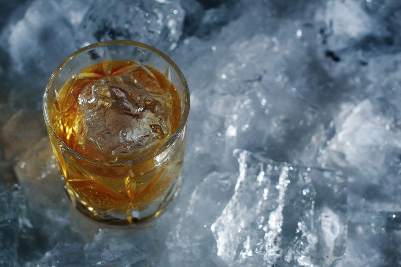 杯威士忌/苏格兰威士忌加冰块