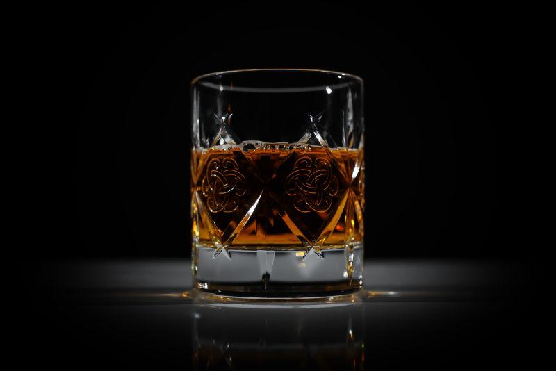 黑暗中桌子上摆着一杯威士忌