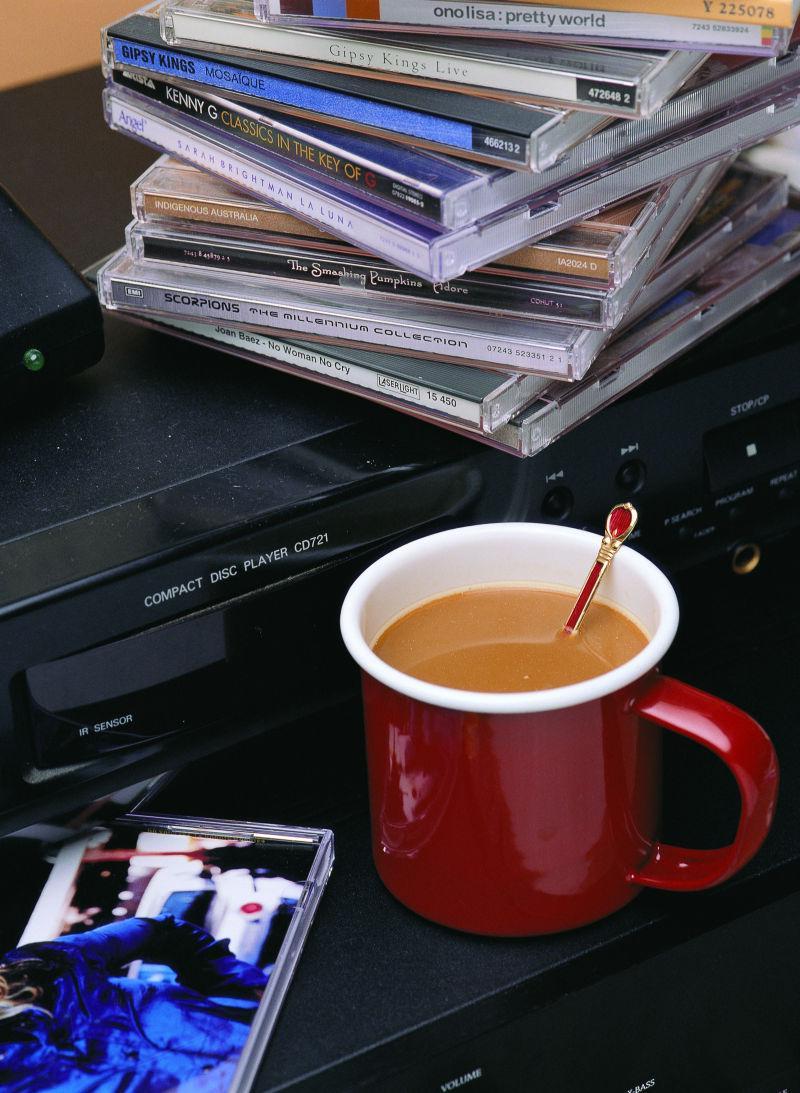 影碟机前的一杯咖啡