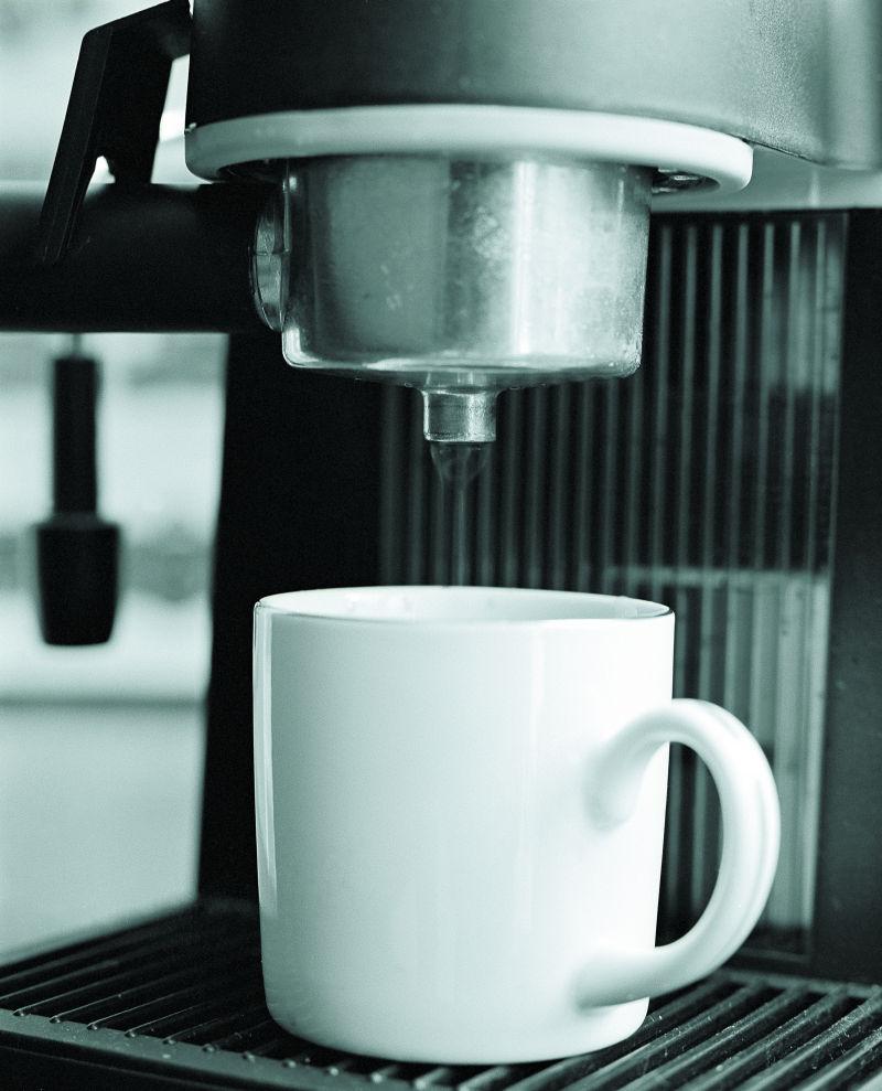 咖啡机和咖啡杯