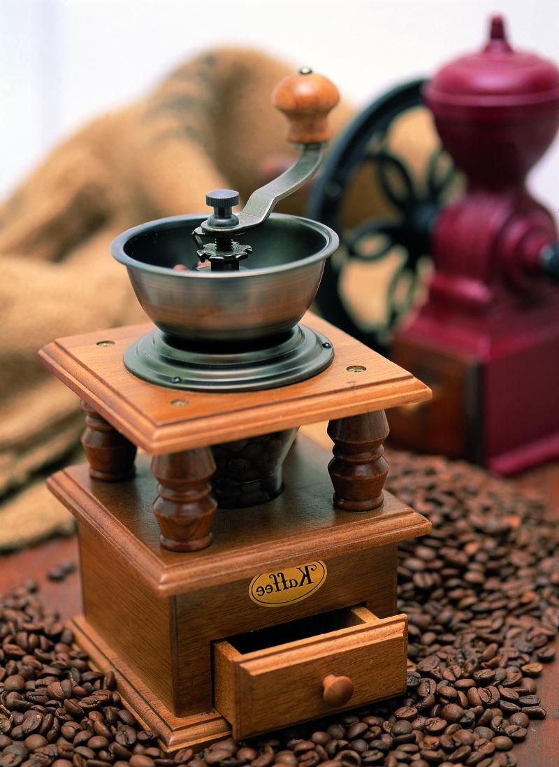 咖啡豆和手磨咖啡机