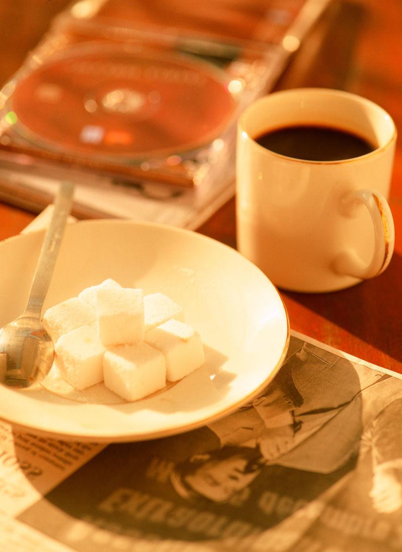 盘子里的方糖和咖啡