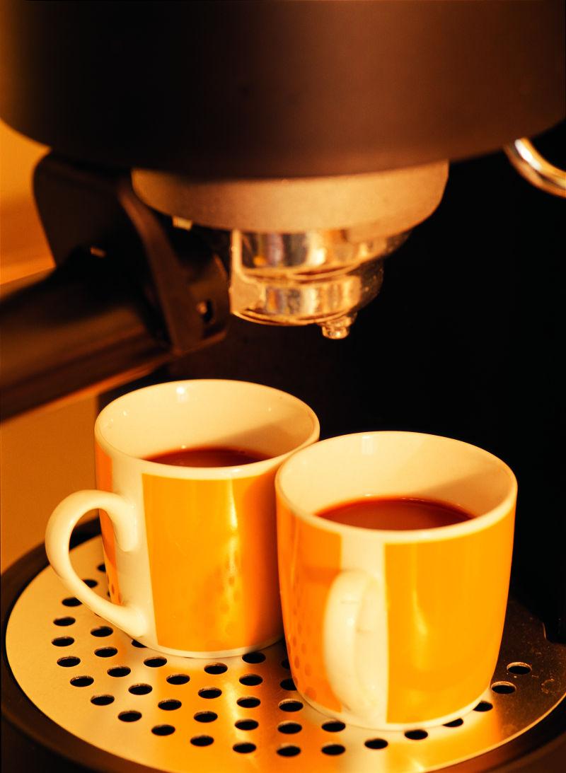 咖啡机和两杯咖啡