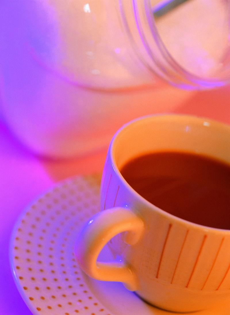 紫色灯光下的咖啡和白糖