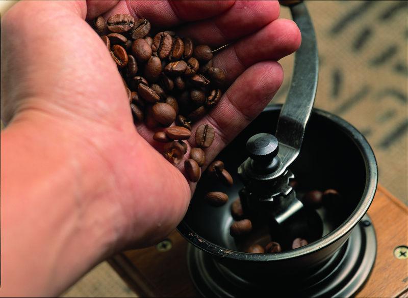 手向研磨机放置咖啡豆