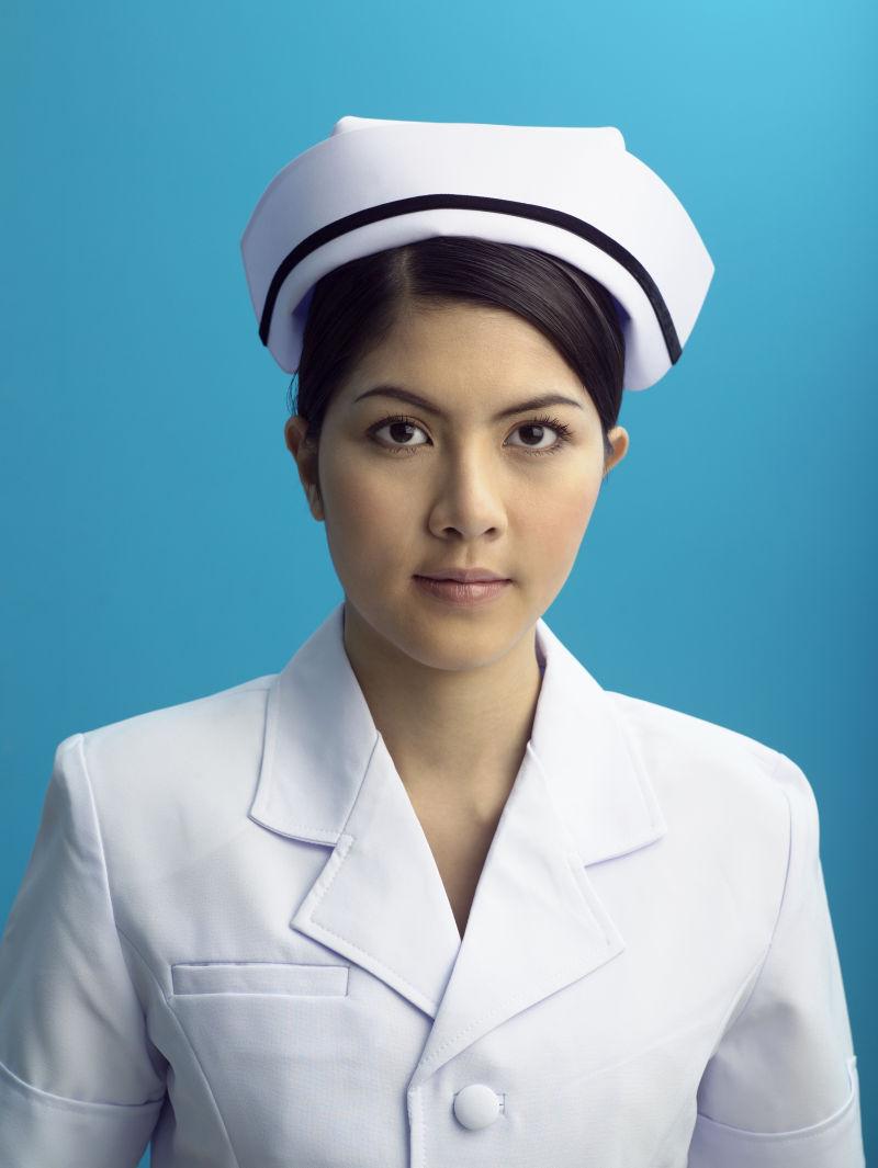 蓝色背景下护士肖像