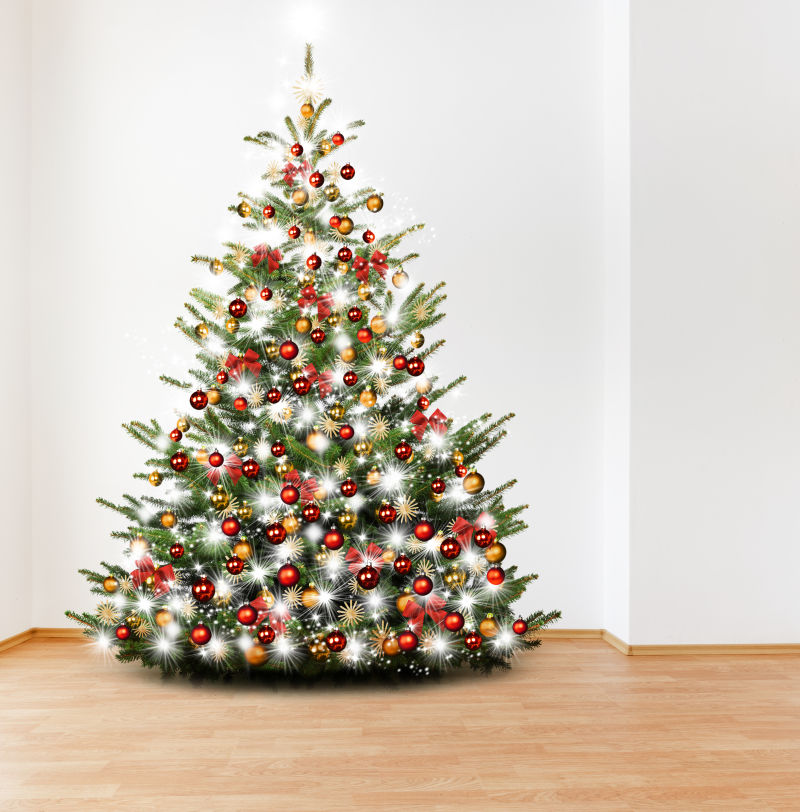 地板上一棵挂着各种装饰球的圣诞树