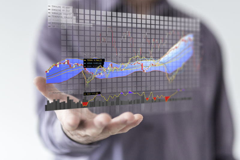 男人手上的虚拟财务数据分析统计图