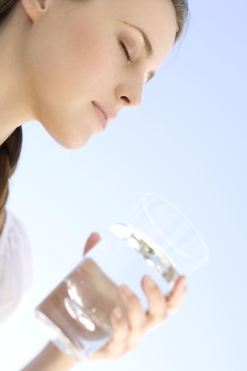 一个年轻女子拿着一杯水