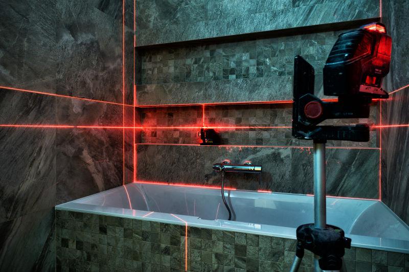 浴室装修中的红色激光