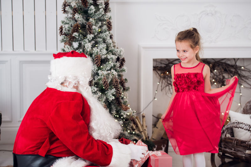 帮小女孩实现愿望送礼物的圣诞老人