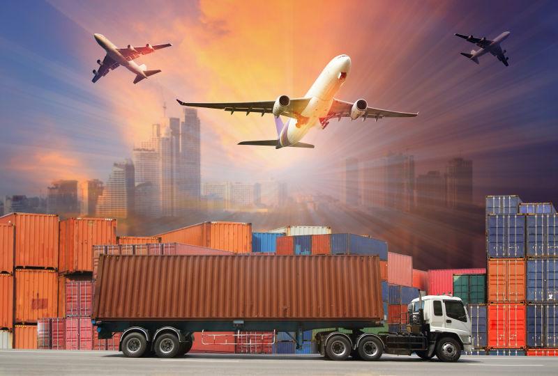 飞机和卡车的货物运输