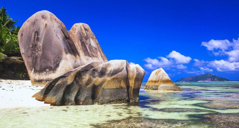 拉迪格岛上美丽的岩石景色